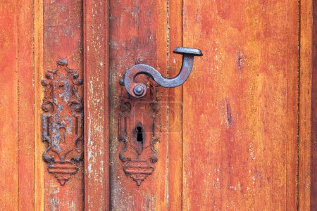 Téléchargez les photos : Poignée de porte vintage détail sur portes en bois orange rétro - en image libre de droit