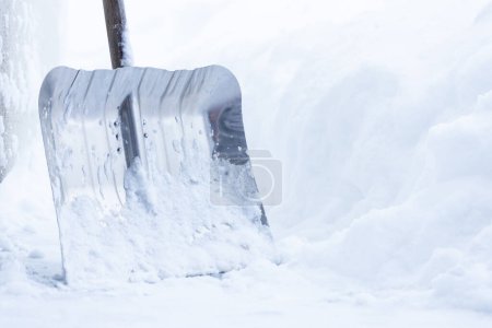 Téléchargez les photos : Pelle à neige en action - chemin de nettoyage recouvert de neige - en image libre de droit