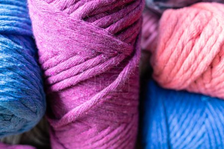 Téléchargez les photos : Détail des fils de coton - bleu, rose et violet - en image libre de droit