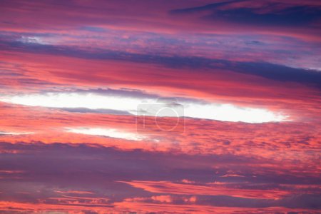 Foto de Detalle del cielo al atardecer con colores rosa y violeta - Imagen libre de derechos