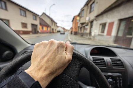 Téléchargez les photos : Main sur le volant et la rue avec de vieux bâtiments sur le fond, photo de la voiture de conduite - en image libre de droit
