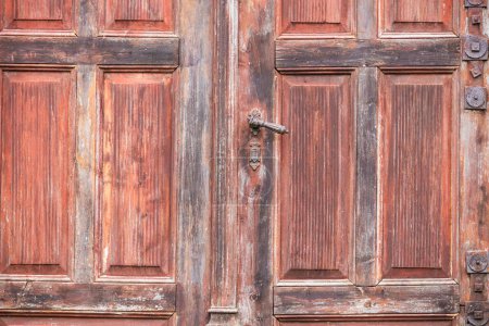 Téléchargez les photos : Vieux, vintage portes peintes en bois rouge et rose détail avec poignée en acier - en image libre de droit