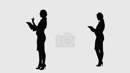 Téléchargez les photos : Silhouette noire de femme d'affaires avec dossier écrivant des notes ou des pensées. Femme d'affaires, gestionnaire, enseignant ou étudiant en costume d'affaires et talons hauts. Collage 2 en 1 en pleine longueur sur blanc - en image libre de droit