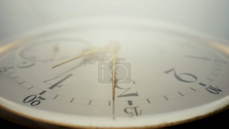 Foto de Reloj de bolsillo antiguo con esfera blanca y agujas de oro en luz brillante. La cara de un viejo reloj con números extra cerca. Reloj de bolsillo redondo mecánico vintage - Imagen libre de derechos
