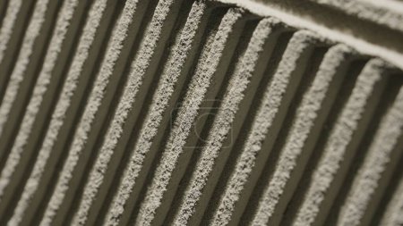 Foto de Superficie de peine de yeso de pegamento de pared gris preparada para baldosas. Azulejos patrones de paleta con muescas adhesivas. Textura de fondo de pasta de mortero de azulejo. Pared de cemento gris con un patrón lineal. Concepto de reparación o - Imagen libre de derechos