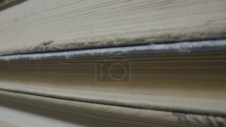Téléchargez les photos : Empilements de livres dans des couvertures gris minable couché sur la table dans la bibliothèque. Des rangées de vieux livres. Littérature. Manuels pour l'apprentissage, l'acquisition de connaissances, l'éducation à l'école, au collège ou à l'université - en image libre de droit