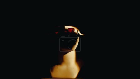 Foto de Primer plano de la antigua estatua de mármol de Venus en gafas 3D con juego de luces selectivas. Retrato del busto femenino de la época romana. Aislado sobre fondo negro. Concepto abstracto creativo. - Imagen libre de derechos