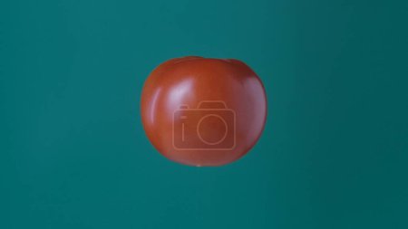 Téléchargez les photos : Manger sainement fruits et légumes concept créatif. Légumes contre écran coloré. Gros plan studio de tomate rouge isolé sur fond vert. - en image libre de droit