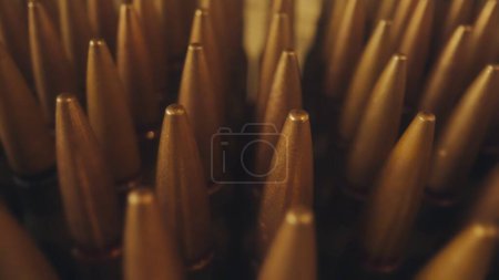 Foto de Filas de numerosos cartuchos de rifle se acercan. El concepto de armas de fuego, campo de tiro, producción y comercio de municiones - Imagen libre de derechos