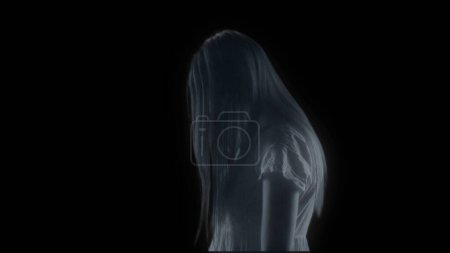 Vista lateral media de una figura femenina fallida, fantasma, poltergeist, holograma de pie con la cabeza hacia abajo. Fondo negro. Prepárate para insertar en tu clip, anuncio. Horror, paranormal.
