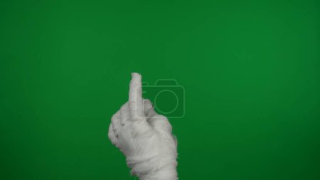 Foto de Detalle pantalla verde aislado croma clave vídeo captura momias mano deslizando y tocando el fondo como si fuera una pantalla, pantalla. Prepárate, espacio de trabajo para tu clip de promoción o anuncio. - Imagen libre de derechos