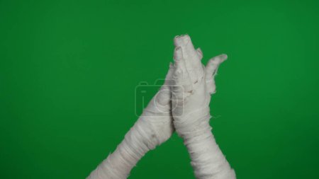 Detalle pantalla verde aislado croma clave foto captura momias manos levantadas en el aire, que están aplaudiendo. Prepárate, espacio de trabajo para tu clip de promoción o anuncio.