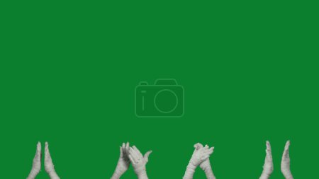 Detalle pantalla verde aislado croma clave foto capturar un montón de momias manos aplaudiendo en la parte inferior del marco. Prepárate, espacio de trabajo para tu clip de promoción o anuncio.