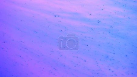 Téléchargez les photos : Mélange d'eau et de liquide concept abstrait créatif. Gros plan en studio de la surface de l'aqua. Eau violette vibrante avec de l'encre créant une belle texture mate, fond d'écran abstrait. - en image libre de droit