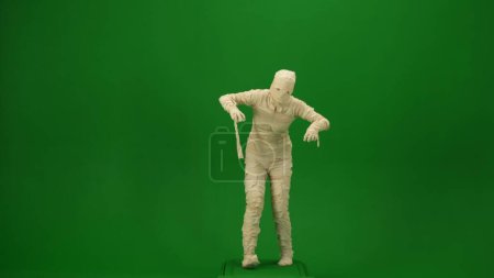Téléchargez les photos : Écran vert isolé chroma photo clé capturant une momie marchant vers l'appareil photo avec les bras tendus. Maquette, espace de travail pour votre clip de promotion ou publicité. Longueur totale. - en image libre de droit
