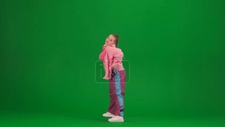 Foto de Atractiva mujer bailando jazz-funk en pantalla verde croma fondo clave en un estudio. Coreografía de danza moderna dinámica y enérgica. Longitud total. Contenido creativo, clip promocional o publicidad. - Imagen libre de derechos