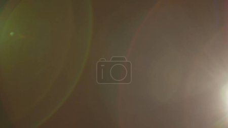 Foto de Lente de destello real que es fácil de usar en modos de mezcla o superposición. La luz amarilla lateral brilla, creando un reflejo colorido de un halo rojo y rosa. Transición de luz, efecto prisma, fuga de luz - Imagen libre de derechos