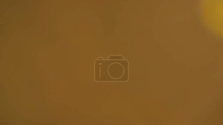 Foto de Lente de destello real que es fácil de usar en modos de mezcla o superposición. La luz amarilla lateral brilla, creando un reflejo colorido de un halo rojo y rosa. Transición de luz, efecto prisma, fuga de luz - Imagen libre de derechos