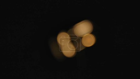 Téléchargez les photos : Abstrait isolé flou festive jaune orange lumières avec bokeh - en image libre de droit