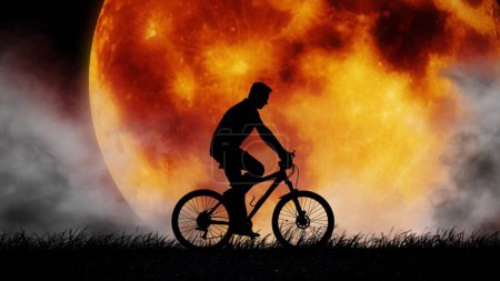 Téléchargez les photos : Silhouette d'un homme en vélo sur fond de lune rouge - en image libre de droit