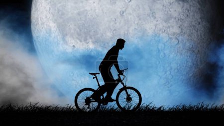 Téléchargez les photos : Silhouette d'un homme en vélo sur fond de lune bleue - en image libre de droit