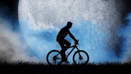 Téléchargez les photos : Silhouette d'un homme en vélo sur fond de lune bleue - en image libre de droit
