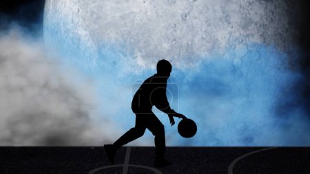 Téléchargez les photos : Silhouette d'un garçon jouant avec un ballon de basket sur fond de lune bleue - en image libre de droit