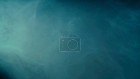 Téléchargez les photos : Fumée atmosphérique abstraite en néon bleu. Fumée colorée sur fond noir, adaptée à la publicité narguilé, vape, fumée de voiture, séance photo ou créer une autre atmosphère - en image libre de droit