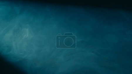 Foto de Fondo abstracto de la mezcla caótica de soplos de humo azul sobre un fondo negro. Niebla realista en luz de neón azul de cerca. Textura y arte abstracto. Copiar espacio - Imagen libre de derechos