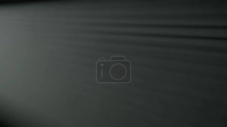 Foto de El efecto de la niebla y la neblina sobre un fondo negro iluminado por rayos de luz desde un foco - Imagen libre de derechos