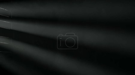 Foto de Un humo ondulante o niebla sobre un fondo negro, iluminado por rayos de luz que brillan a través de las fajas de la ventana. Textura y arte abstracto - Imagen libre de derechos