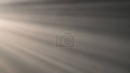 Foto de Los rayos de luz de un proyector atraviesan una densa niebla espesa o una nube de humo sobre un fondo negro. Textura y arte abstracto - Imagen libre de derechos