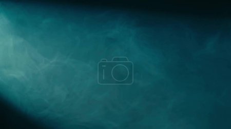 Foto de Fondo abstracto de la mezcla caótica de soplos de humo azul sobre un fondo negro. Niebla realista en luz de neón azul de cerca. Textura y arte abstracto. Copiar el espacio HDR BT2020 HLG Material - Imagen libre de derechos