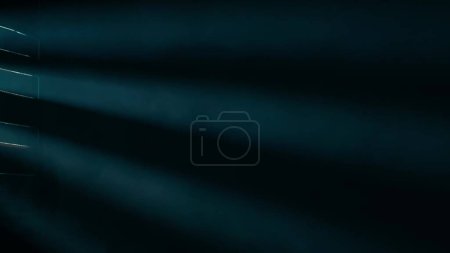 Téléchargez les photos : Une fumée ou un brouillard gonflant sur un fond noir, éclairé par un projecteur et une lumière bleue néon venant à travers les châssis de la fenêtre. Texture et art abstrait HDR BT2020 HLG Matériel - en image libre de droit