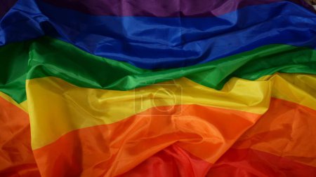 Foto de Vista superior de la bandera del orgullo LGBT, seis colores de fondo de la bandera del arco iris para su clip promocional, publicidad y contenido creativo. Igualdad, libertad de amor, educación sexual. - Imagen libre de derechos