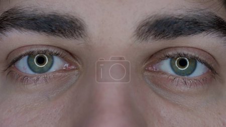 Foto de Ojos de un hombre macro disparo. Pupilas agrandadas, debido al uso prolongado de aparatos. Síndrome del ojo seco. Concepto de salud - Imagen libre de derechos