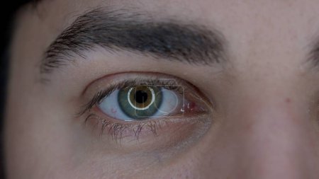 Foto de Ojo de un joven de cerca. Pupilas agrandadas, debido al uso prolongado de aparatos. Síndrome del ojo seco. Concepto de salud - Imagen libre de derechos