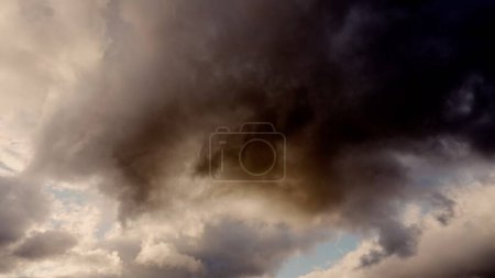 Foto de Luz en la oscuridad y dramática tormenta Nubes de fondo
. - Imagen libre de derechos