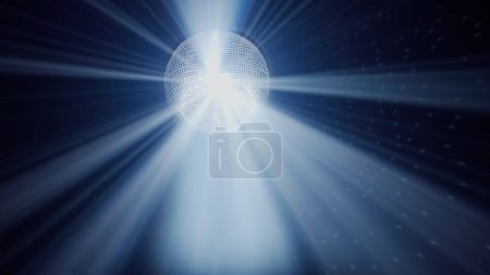Foto de Una bola de discoteca cuelga en el centro de la imagen, proyectando brillantes rayos de luz a través de la oscura extensión de un club nocturno. Las vigas crean un efecto de explosión estelar, que simboliza la era clásica de la discoteca y la - Imagen libre de derechos
