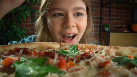 Foto de Vista desde la caja de pizza. Una chica abre una caja de pizza con una expresión feliz en su cara. Concepto creativo para un comercial de alimentos. POV. De cerca. - Imagen libre de derechos