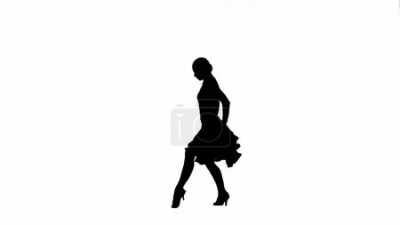 Foto de Silueta bailarina de salón en movimiento. Capturada en una postura dinámica, esta silueta de bailarina de salón sobre un fondo blanco encarna la elegancia y la energía de la danza. Las bailarinas se extendieron - Imagen libre de derechos
