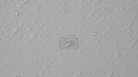 Foto de Gotas de lluvia sobre vidrio. Un montón de gotas de agua brillante sobre fondo blanco del estudio. Patrón de agua de varias manchas y gotas de agua - Imagen libre de derechos