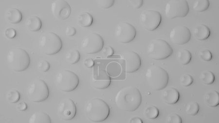 Foto de Muchas grandes gotas de agua brillante sobre vidrio sobre fondo blanco del estudio. Salpicaduras de agua de lluvia. Aqua partícula concepto de publicidad creativa - Imagen libre de derechos