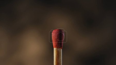 Foto de Una macro toma de un fósforo sobre un fondo negro. Una cerilla de madera con azufre rojo - Imagen libre de derechos