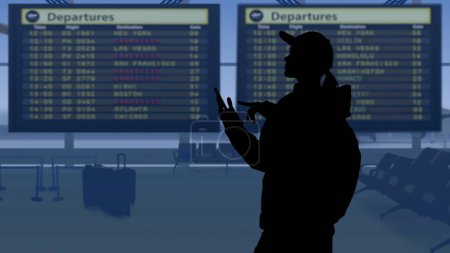 Téléchargez les photos : Le cadre montre un aéroport avec une salle d'attente. Une femme en silhouette regarde le tableau de bord et vérifie les vols avec son téléphone. Dans son arrière-plan est une piste sur laquelle les avions décollent. - en image libre de droit