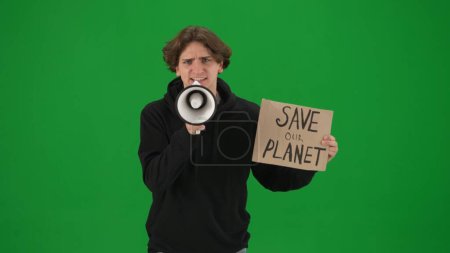 Téléchargez les photos : Un homme parle dans un mégaphone et tient une pancarte qui dit Sauvons notre planète. Homme avec un embout buccal et une affiche sur un écran vert fermer. Sauver la planète, concept des changements climatiques, écologie. Publicité - en image libre de droit