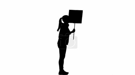Téléchargez les photos : Silhouette d'une femme avec une affiche isolée sur fond blanc. Protestant féminin sur le canal alpha - en image libre de droit
