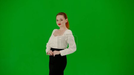 Foto de Mujer de negocios moderna concepto de publicidad creativa. Una mujer con una blusa blanca de negocios y falda negra mira a la cámara y sonríe - Imagen libre de derechos