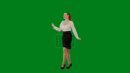 Téléchargez les photos : Femme d'affaires moderne concept de publicité créative. Portrait d'une jolie fille de bureau sur écran vert chroma. Femme en jupe et chemisier marchant mignonne. Demi-tour. - en image libre de droit