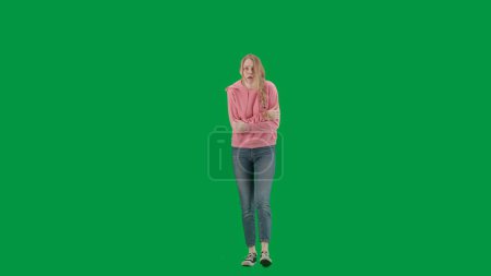 Foto de Robo y concepto criminal. Retrato de la víctima en el fondo de pantalla verde croma clave. Chica joven caminando, expresión de miedo. - Imagen libre de derechos